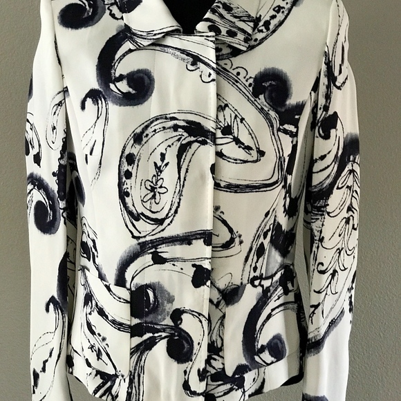 ESCADA - Picture 2 of 8